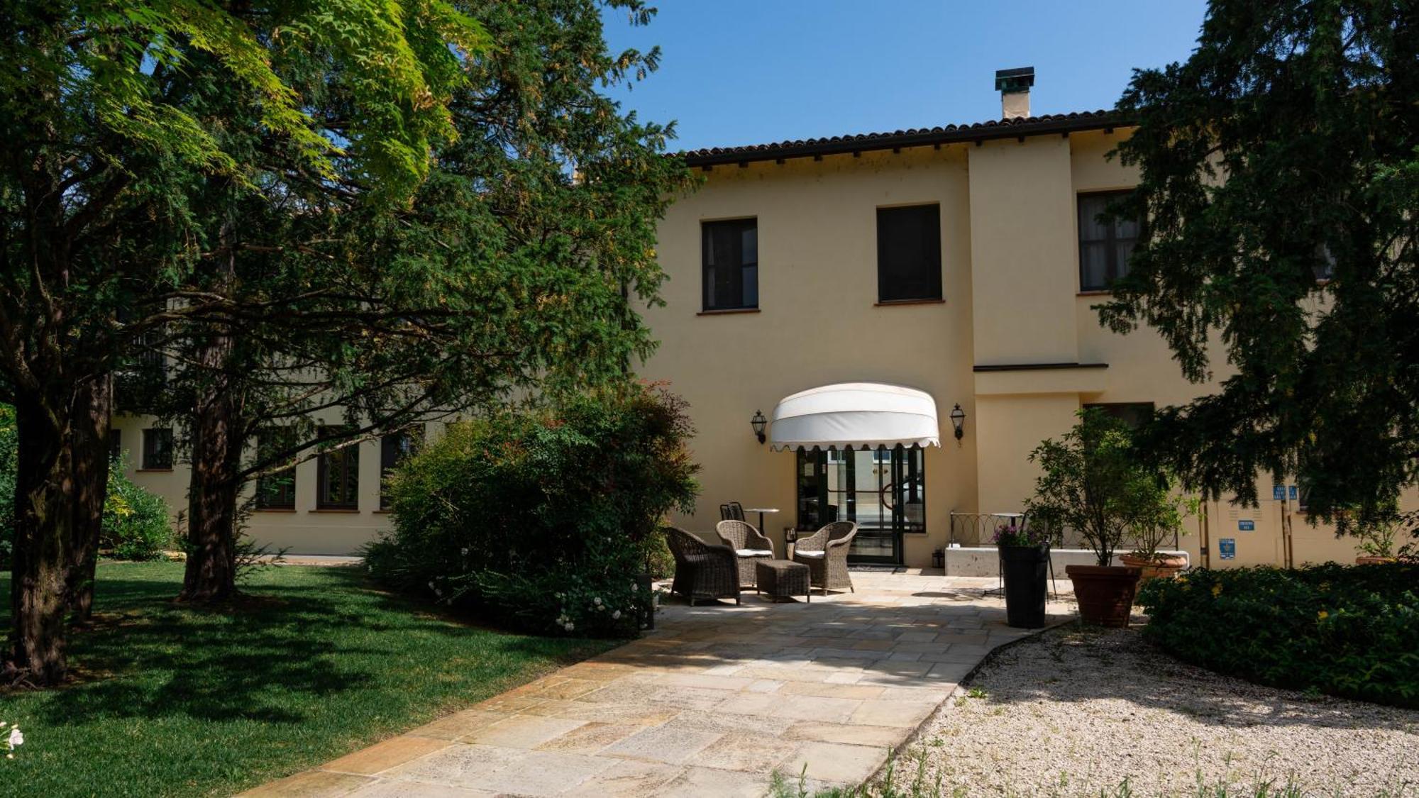 Hotel Villa Nabila Reggiolo Exterior photo